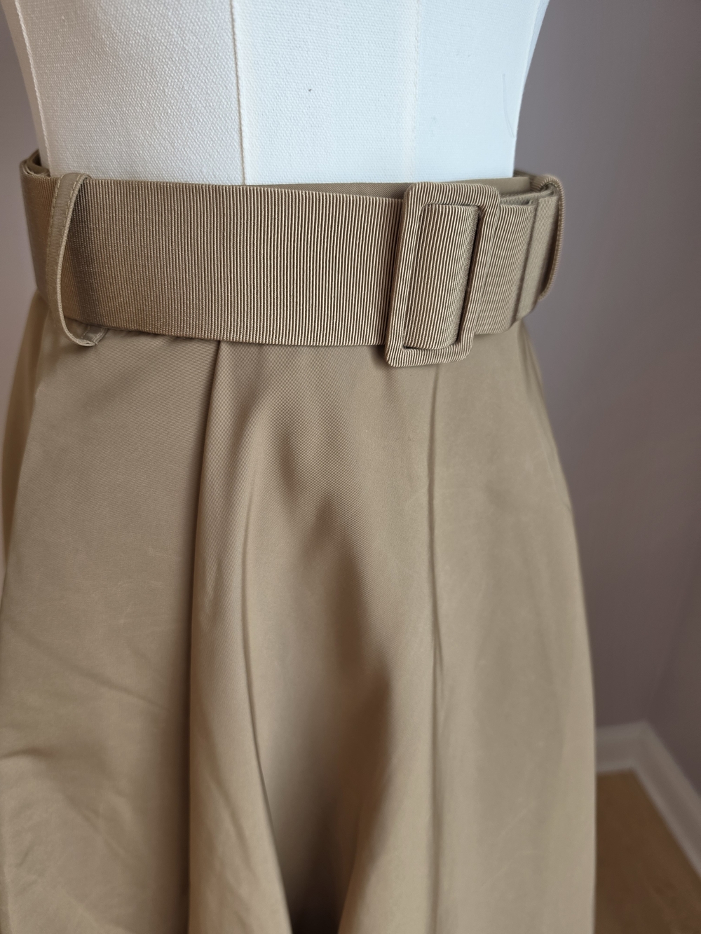 Carolina Herrera Beige A-Line Midi Skirt with Matching Belt - Picture 2 of 8